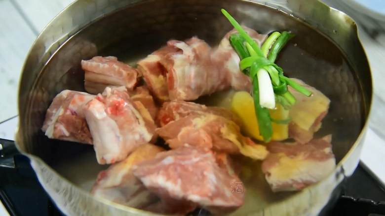 这道菜不仅下饭,还能当主食吃,排骨冷水下锅,加入葱、姜、料酒。