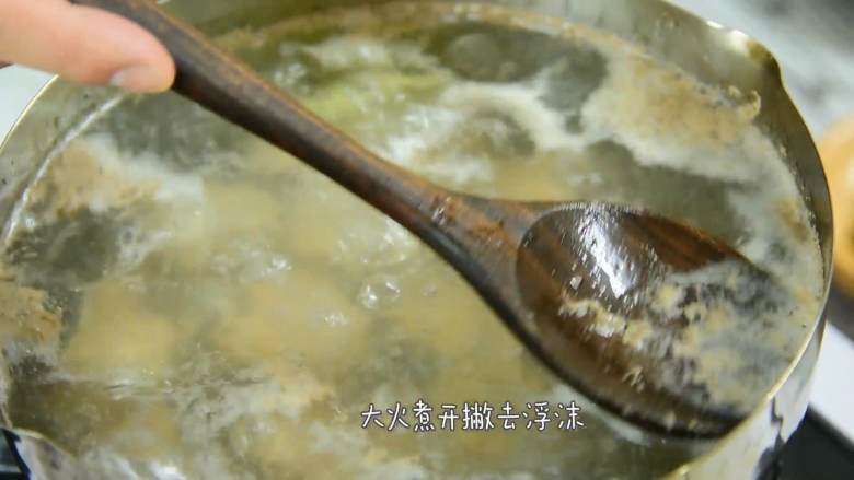 这道菜不仅下饭,还能当主食吃,大火煮开,撇去浮沫。