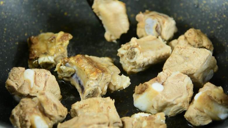 这道菜不仅下饭,还能当主食吃,油烧热,小火将排骨煎至表面金黄。