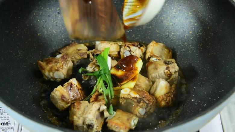 这道菜不仅下饭,还能当主食吃,加入葱、姜、生抽、老抽、蚝油及所有香料。
