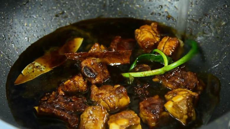 这道菜不仅下饭,还能当主食吃,炒匀加开水没过排骨。
