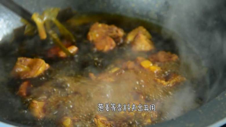 这道菜不仅下饭,还能当主食吃,40分钟后开盖,葱、姜等香料夹出弃用。