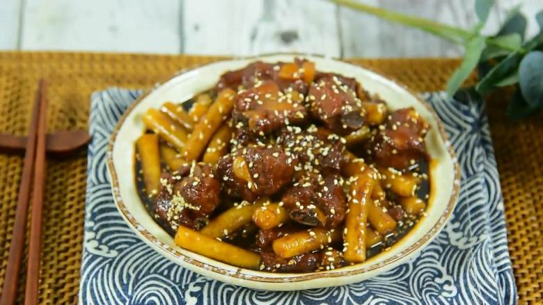 这道菜不仅下饭,还能当主食吃,排骨烧年糕一年比一年高,利用排骨的香嫩配上软糯年糕,真是香味浓郁又好吃!