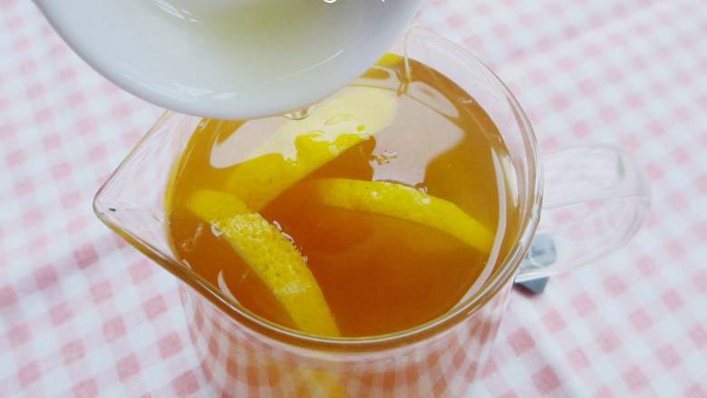 柠檬红茶冰棍,晾凉的茶汤倒入壶中,淋入蜂蜜增加甜度