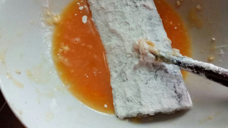 多味带鱼,在鸡蛋液里过一遍。