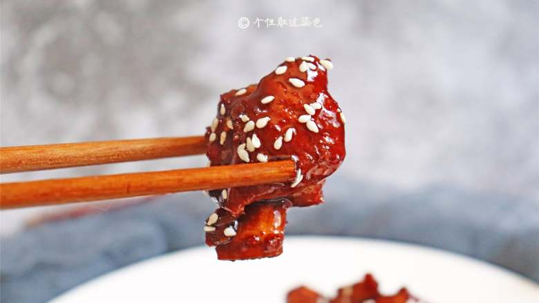 酱裹排骨,留点儿汤汁拌饭,吃起来那是贼拉过瘾的,谁吃谁知道