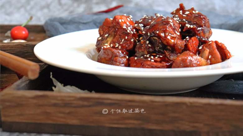 酱裹排骨,做好的排骨肉质香嫩,色泽金红,入口层次丰富,吃完一块还想再吃第二块。
