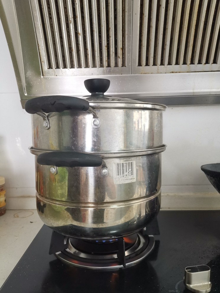 蒸小龙虾,准备蒸锅,买的小龙虾比较多,一盘放不下,就用双层的锅