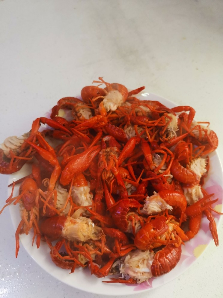 蒸小龙虾,成品
蒜末<a style='color:red;display:inline-block;' href='/shicai/ 37'>姜</a>末加酱油,龙虾剥壳醮了吃