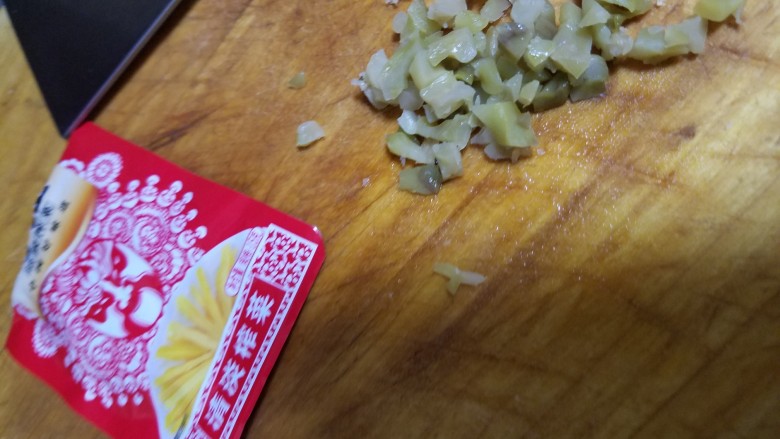 皮蛋豆腐,榨菜切碎