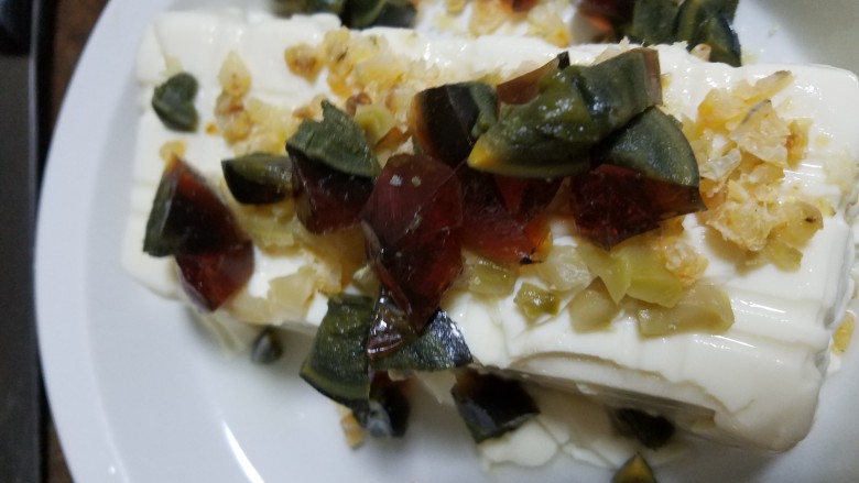 皮蛋豆腐,<a style='color:red;display:inline-block;' href='/shicai/ 14'>皮蛋</a>，榨菜碎，海米碎码放豆腐上