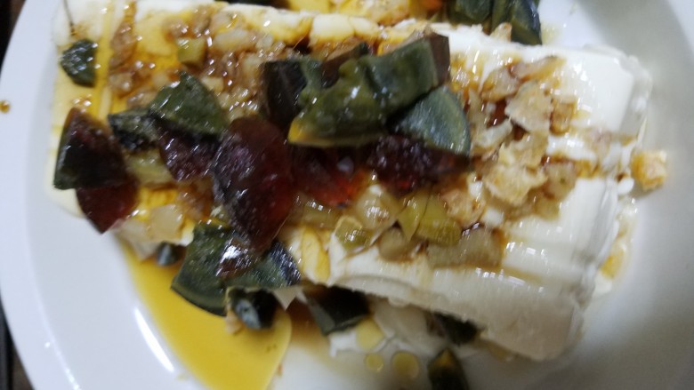 皮蛋豆腐,放入少许盐(榨菜有咸味)美极酱油少许，<a style='color:red;display:inline-block;' href='/shicai/ 847'>香油</a>。上桌。