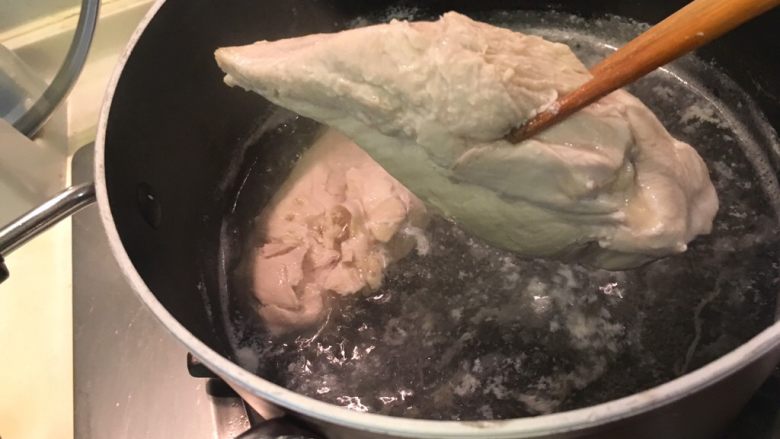 台式凉面,鸡胸煮好了!捞起