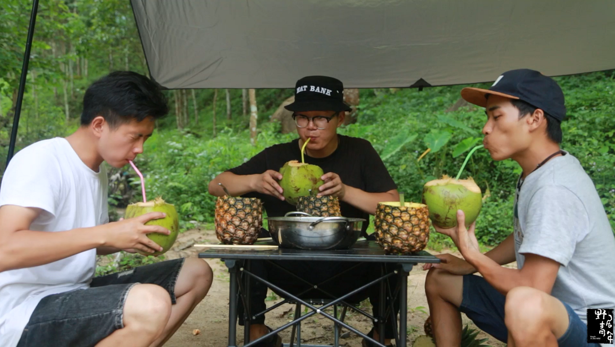 热情的西双版纳石头烫熟一锅鱼，再配上菠萝饭，美滋滋