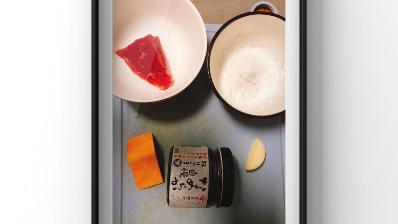 婆婆一看就能学会,赶紧发给她,所需食材:牛肉50g,南瓜50g,原味奶酪5g,淀粉25g,黑芝麻酱少量!