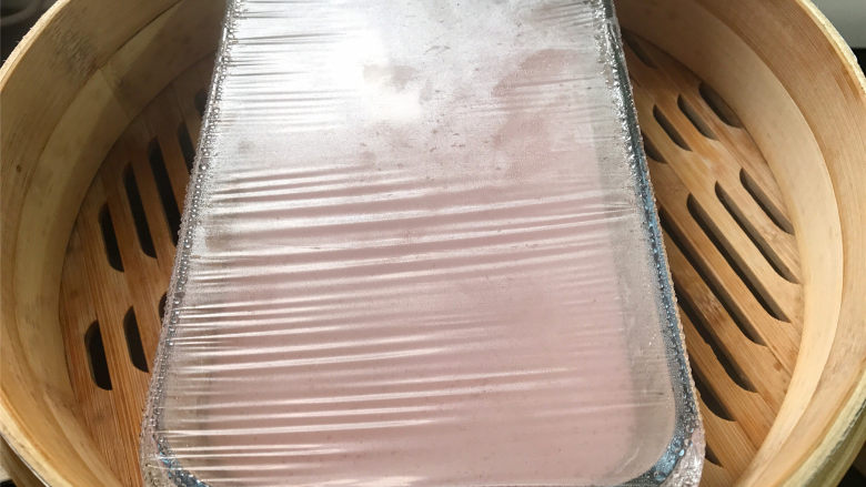 椰蓉草莓麻糬,上面包上一张保鲜膜,放入蒸锅中,蒸20分钟左右,直至没有液体,面团呈透明色即可。
