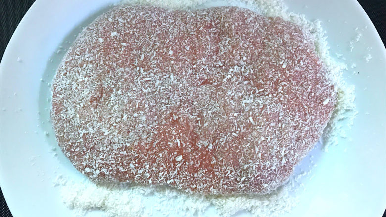 椰蓉草莓麻糬,取出后晾凉后揉匀,裹上<a style='color:red;display:inline-block;' href='/shicai/ 630'>椰蓉</a>。