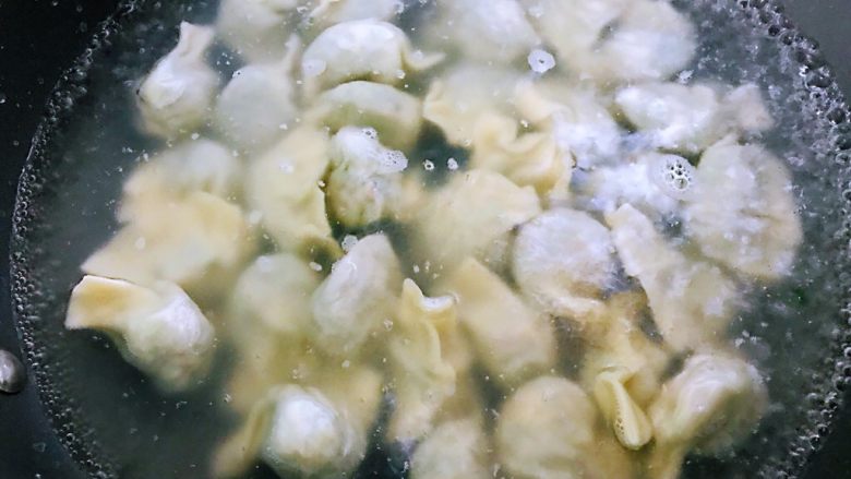 种菇韭菜饺子,锅里烧一锅水,等水沸腾之后把饺子下入到里面,用勺子在锅里轻轻的搅动一下饺子,以防粘连。水沸腾之后加入半碗凉水往锅里倒进去,连续三次这样的动作,饺子就熟了。