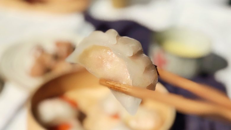 鸡蛋虾饺,尝一个,鲜香美味。