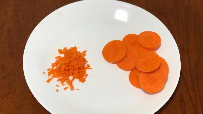 鸡蛋虾饺,<a style='color:red;display:inline-block;' href='/shicai/ 25'>胡萝卜</a>切20片备用,剩余部分切碎。