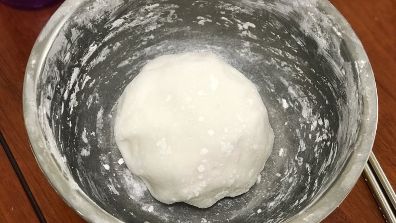 鸡蛋虾饺,加入剩余150克虾饺粉混合均匀,稍凉后揉匀,揉成光滑面团。