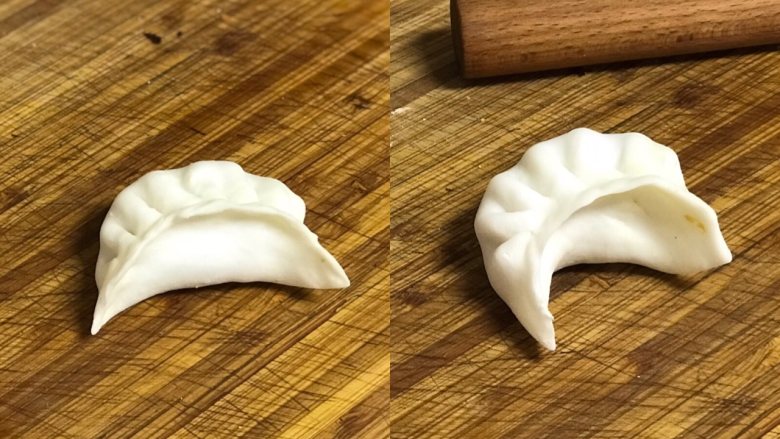 鸡蛋虾饺,包入馅料,包成喜欢的形状。