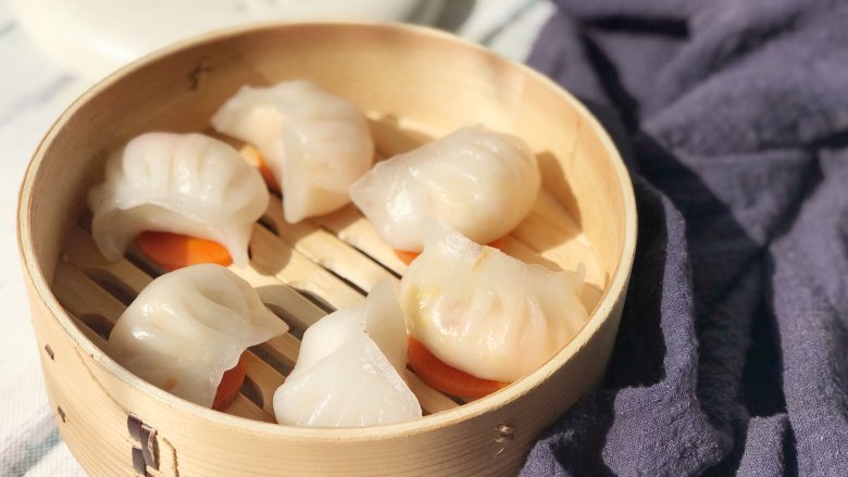 鸡蛋虾饺,取出后稍晾凉即可食用。