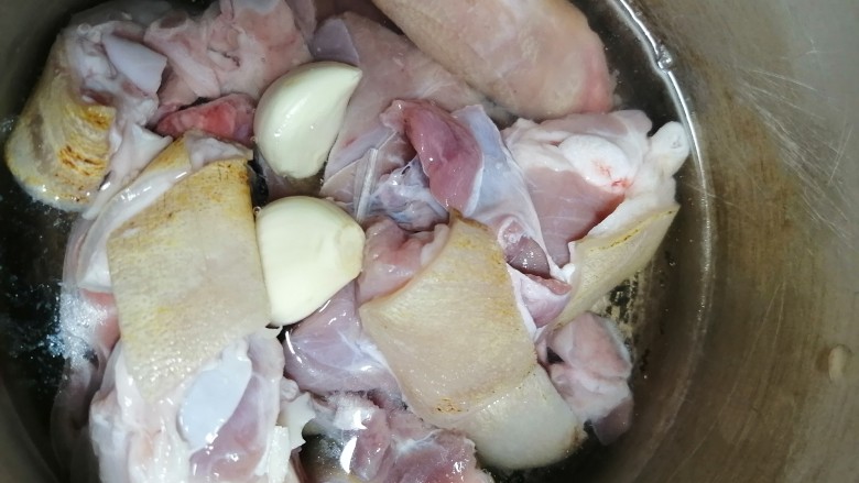 香喷喷的辣猪蹄,放入高压锅加两蒜瓣,加水盖上煮大概15分钟