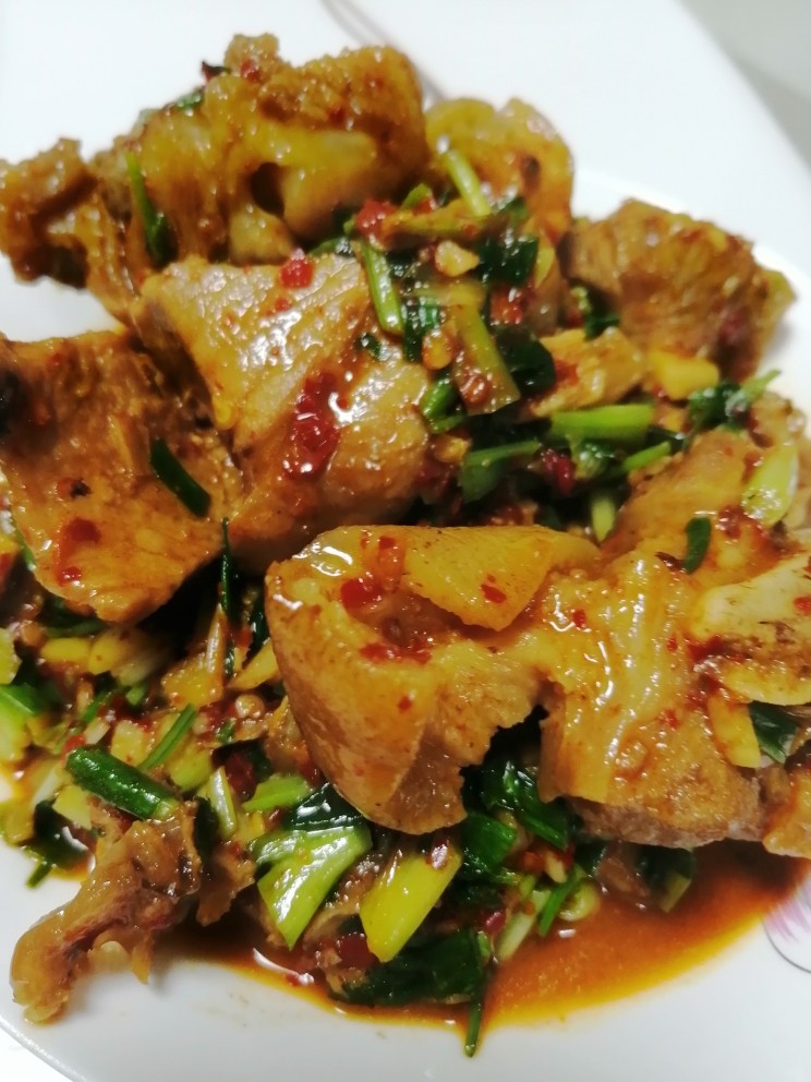 香喷喷的辣猪蹄,盛出,完成