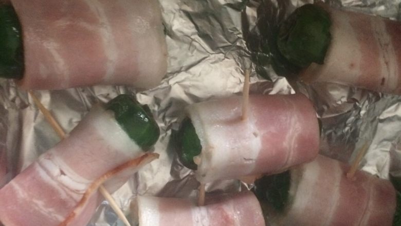 青椒培根卷,全部卷好后,摆入铺好锡纸的空气炸锅(没有空气炸锅的也可放煎锅煎)内;