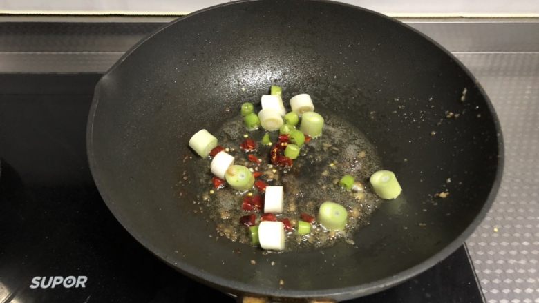 宫保鱼丁,锅内留底油,下葱,杭椒,干辣椒炒香