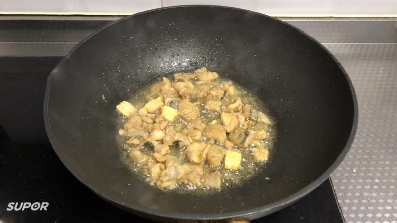 宫保鱼丁,另起锅热油,倒入预定翻炒1分钟,盛出备用