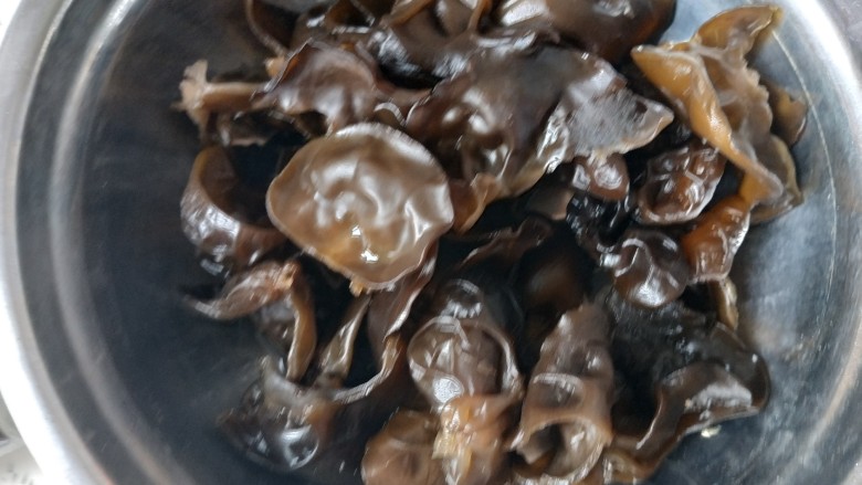 家常小炒,<a style='color:red;display:inline-block;' href='/shicai/ 233'>木耳</a>提前泡发,撕成小块
