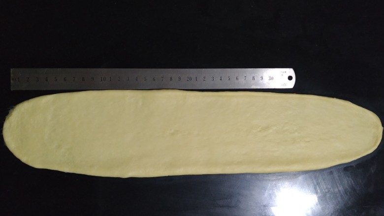 一次性发酵更省时间的奶香吐司~,用擀面杖擀成40厘米长的牛舌状;