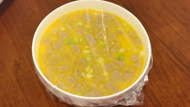 香肠鸡蛋羹,盖上保鲜膜,保鲜膜上扎几个眼。