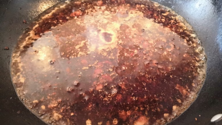 香菇猪肉糯米烧麦,倒入400克清水,大火煮开后转小火继续煮十点钟左右。