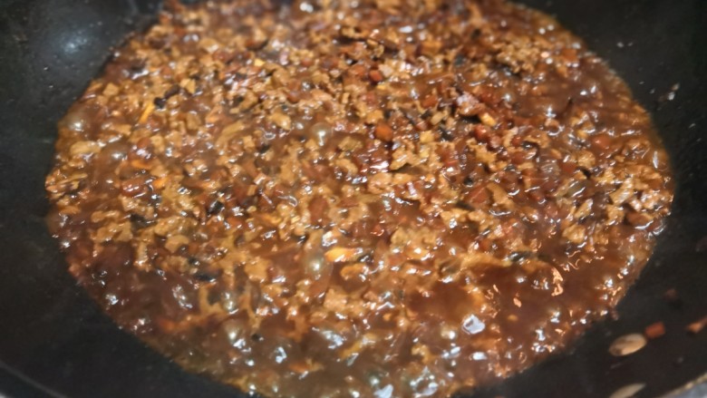 香菇猪肉糯米烧麦,煮好的状态是要有一些卤汁的,糯米吸收这些卤汁会更加入味。