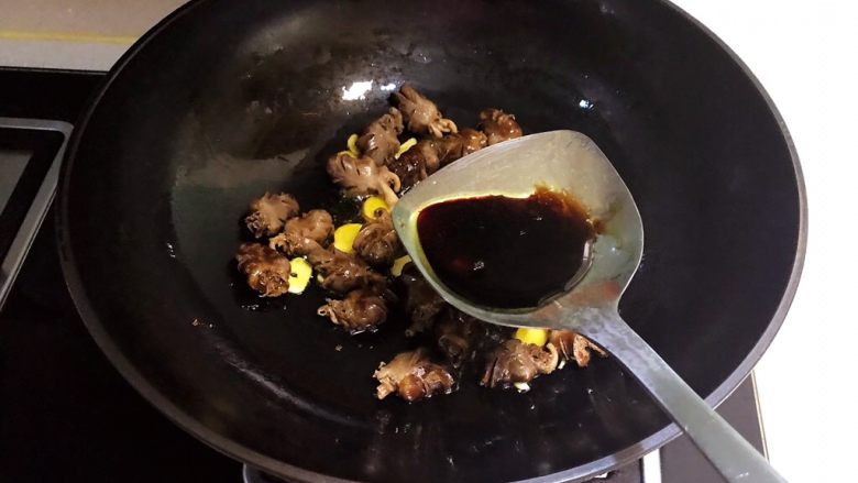 火爆香辣鸭心,加入生抽,翻炒均匀
