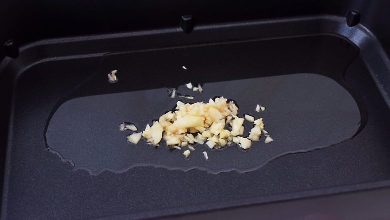 番茄鸡蛋拌面,锅中倒入适量的食用油烧热,放入蒜末爆香