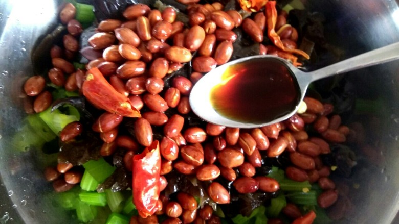 芹菜木耳凉拌菜,加入两勺醋,加入适量盐