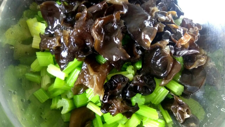 芹菜木耳凉拌菜,把芹菜和木耳从冷水中捞出,控干水份放入盆中