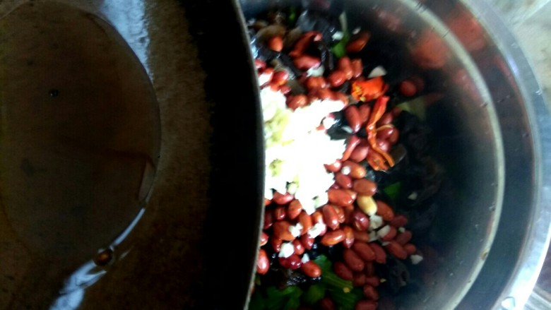 芹菜木耳凉拌菜,把蒜末放入盆中,把花椒油浇到盆中蒜末和干红辣椒上,搅拌均匀即可