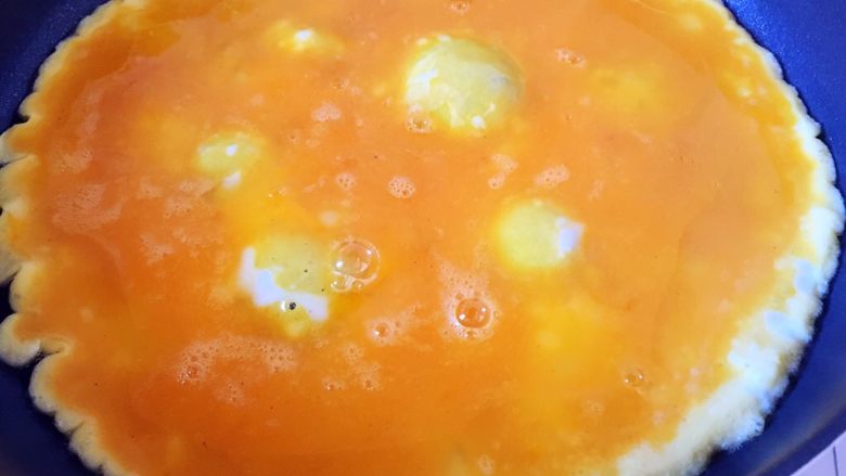 虾仁炒蛋,油锅烧热,倒入鸡蛋液