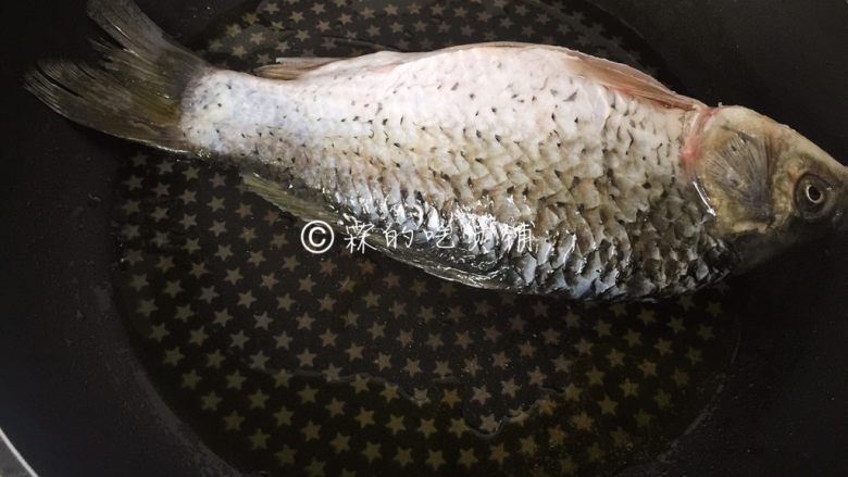 葱烤鲫鱼,油锅烧热,先煎鱼。