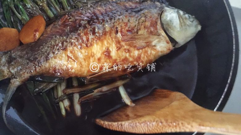 葱烤鲫鱼,最后快好的时候,可以用锅铲把酱汁浇到浸不到汁水的那一面。