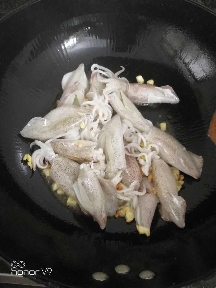 爆炒活鱿鱼,下鱿鱼,炒几下。