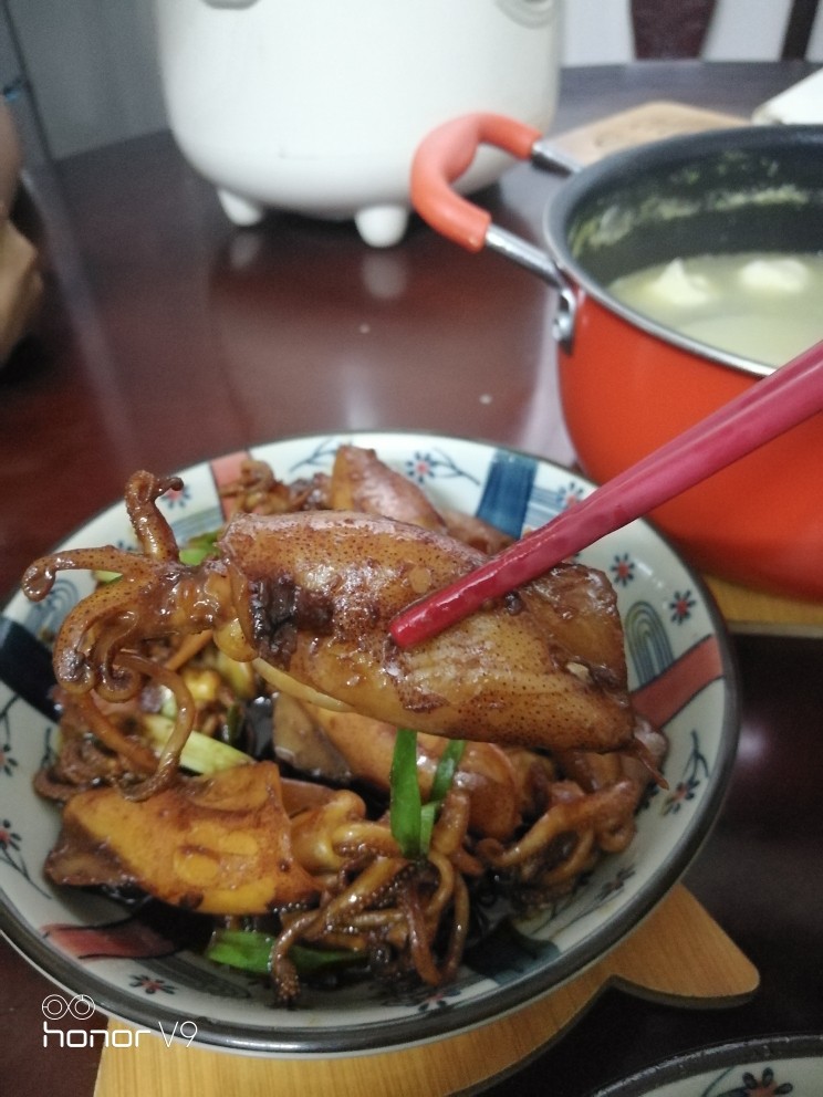爆炒活鱿鱼,很新鲜,吃起来口感很脆。