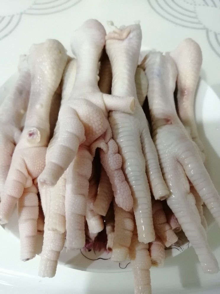 超级受欢迎的香辣凤爪,将鸡爪去指甲,洗干净