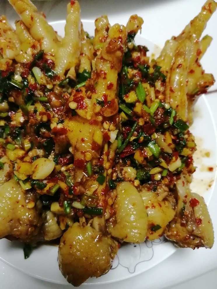 超级受欢迎的香辣凤爪,成品。很入味,而且骨头都能轻易嚼碎