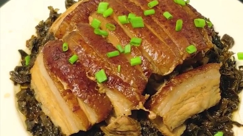 梅菜扣肉,香喷喷的<a style='color:red;display:inline-block;' href='/shicai/ 9565'>梅菜</a>扣肉做好